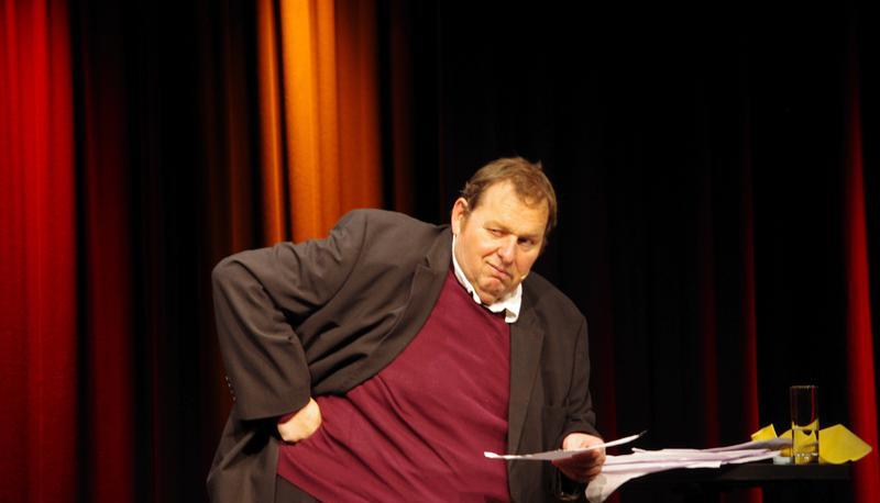 Bayerisches Kabarett-Schwergewicht: Ottfried Fischer mit seinem Buch "Schwer ist leicht" im Alten Theater Sontheim.
Foto: Uwe Deecke