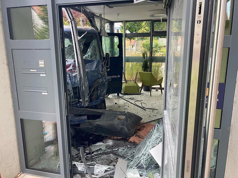 Transporter kracht in Pflegeheim