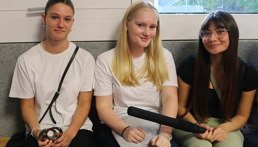 Handschließen und Schlagstock in die Hand nehmen, war bei der Langen Nacht der Bewerber im Heilbronner Polizeipräsidium möglich. Handschließen und Schlagstock in die Hand nehmen, war bei der Langen Nacht der Bewerber im Heilbronner Polizeipräsidium möglich.