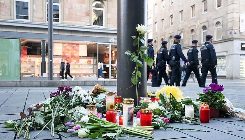 Bisher lagen Blumen an mehreren Stellen - nun richtet die Stadt Mannheim einen zentralen Gedenkort ein. (Archivbild) Bisher lagen Blumen an mehreren Stellen - nun richtet die Stadt Mannheim einen zentralen Gedenkort ein. (Archivbild)