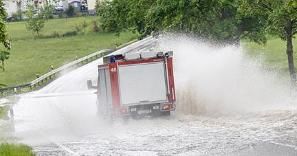 Unwetter mit heftigem Regen haben im Westen Deutschlands die Einsatzkräfte beschäftigt.