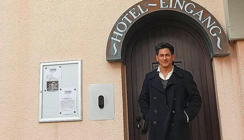 Mario Diaz vor dem Hoteleingang zum „Neckarwestheimer“ am Marktplatz. Zusammen mit seinem Geschäftspartner Daniel Trick hat der gebürtige Mexikaner das alte Hotel am Markt erworben und renoviert.
Fotos: privat, Möllers Mario Diaz vor dem Hoteleingang zum „Neckarwestheimer“ am Marktplatz. Zusammen mit seinem Geschäftspartner Daniel Trick hat der gebürtige Mexikaner das alte Hotel am Markt erworben und renoviert.
Fotos: privat, Möllers