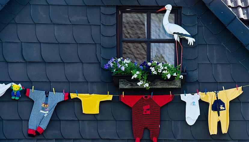 Wer ein Kind bekommt, hat oft erstmal keinen Kopf f&uuml;r Papierkram. (Archivbild)