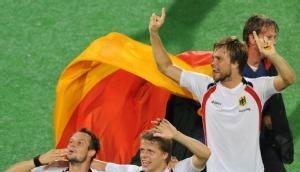 Die deutschen Hockey-Herren feiern nach dem Schlusspfiff. Die deutschen Hockey-Herren feiern nach dem Schlusspfiff.