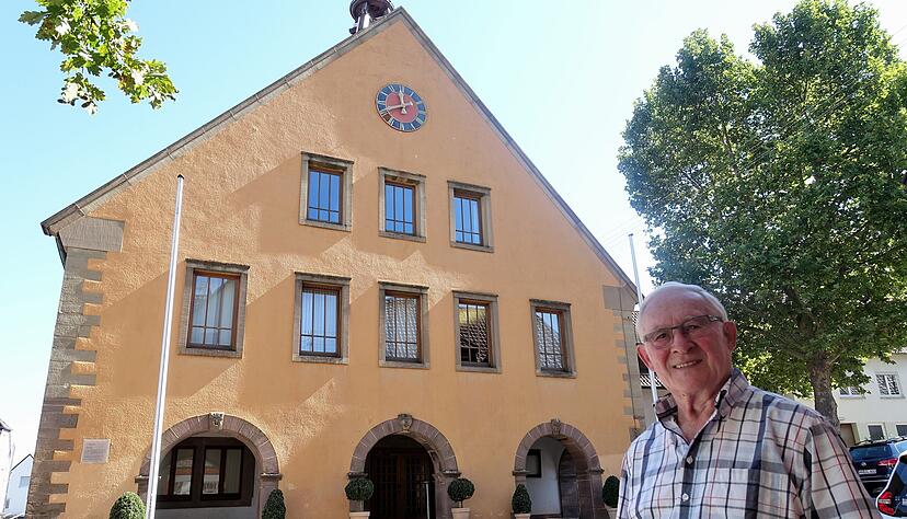 Rolf Streicher war hier 36 Jahre lang B&uuml;rgermeister: "Die obersten drei Fenster, das waren meine." Foto: Christian Gleichauf