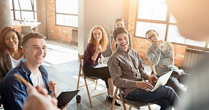 Bei Barcamps geht es um einen unkonventionellen Wissens- und Erfahrungsaustausch in einer entspannten Atmosphäre.
Foto: Prostock-studio/stock.adobe.com