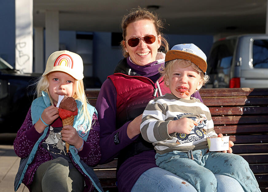 Bei frühlingshaften Temperaturen genießen Kinder ein Eis.