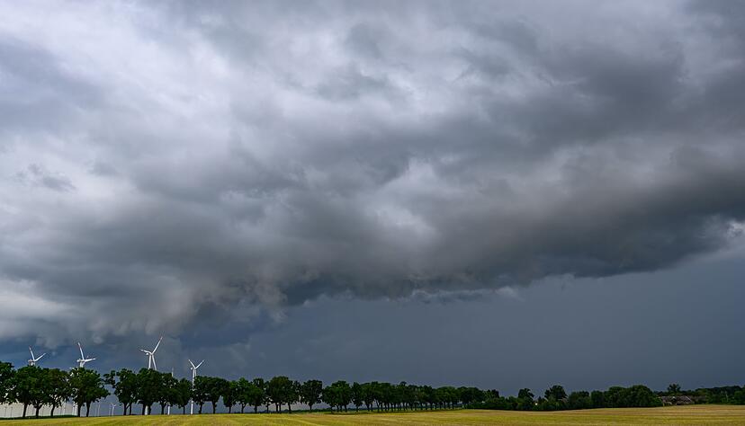 Dunkle Wolken zeigen sich in den kommenden Tagen &ouml;fter in Deutschland.