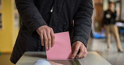 ARCHIV - 13.03.2016, Baden-Württemberg, Stuttgart: Ein Mann wirft in der Lehenschule seine Stimme für die Landtagswahl in Baden-Württemberg in die Wahlurne. (zu dpa: «Acht kleine Parteien stellen sich erstmals zur Landtagswahl») Foto: Wolfram Kastl/dpa +++ dpa-Bildfunk +++