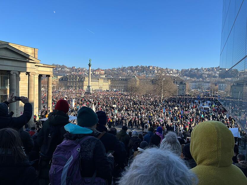 Zahlreiche Menschen haben sich in Stuttgart versammelt, um gegen die AfD und gegen Rechtextremismus zu demonstrieren.
