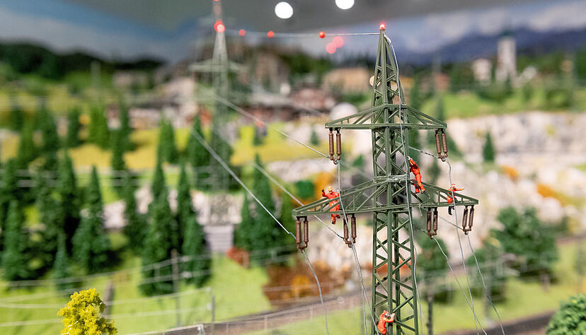 An den Stromleitungen wird fleißig gebaut. Die Hochspannungsleitungen passen sich in die Landschaft ein. An den Stromleitungen wird fleißig gebaut. Die Hochspannungsleitungen passen sich in die Landschaft ein.