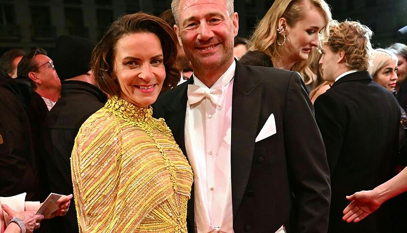 Der Sänger Sasha und seine Frau Julia Röntgen besuchen den Ball. Der Sänger Sasha und seine Frau Julia Röntgen besuchen den Ball.