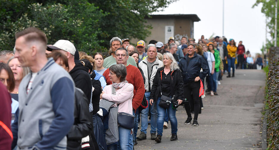 Besucher warteten geduldig.