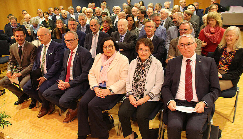 Gro&szlig;er Bahnhof f&uuml;r den Ehrenb&uuml;rger und Alt-B&uuml;rgermeister von Obersulm: Viele Wegbegleiter feierten beim Empfang der Gemeinde den 80-j&auml;hrigen Harry Murso (rechts).