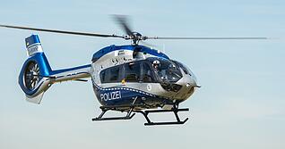 Ein Hubschrauber sucht nach einer vermissten Frau.