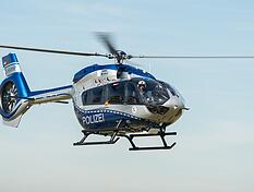 Ein Hubschrauber sucht nach einer vermissten Frau.