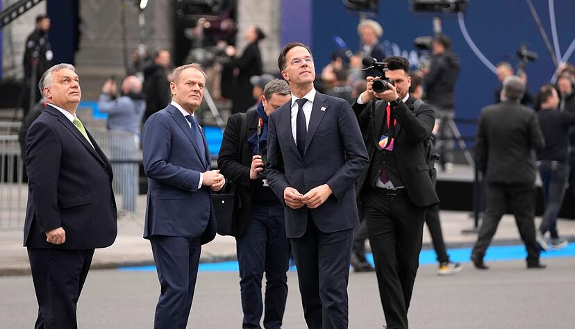 Kann Nato-Generalsekretär Mark Rutte (r) in dem aktuellen Konflikt vermitteln? Ungarns Ministerpräsident Viktor Orban (l) steckt mitten im Wahlkampf und steht unter Druck. (Archivbild) Kann Nato-Generalsekretär Mark Rutte (r) in dem aktuellen Konflikt vermitteln? Ungarns Ministerpräsident Viktor Orban (l) steckt mitten im Wahlkampf und steht unter Druck. (Archivbild)