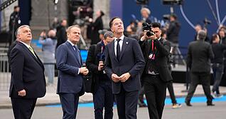 Kann Nato-Generalsekret&auml;r Mark Rutte (r) in dem aktuellen Konflikt vermitteln? Ungarns Ministerpr&auml;sident Viktor Orban (l) steckt mitten im Wahlkampf und steht unter Druck. (Archivbild)