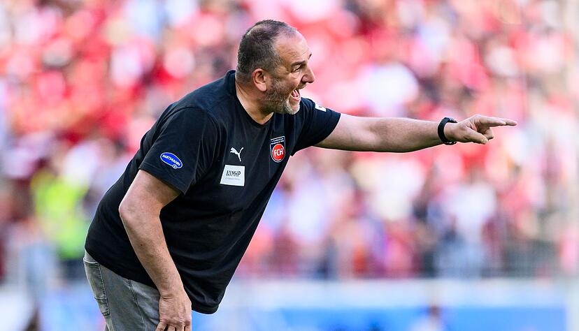 Heidenheims Trainer Frank Schmidt gestikuliert. Heidenheims Trainer Frank Schmidt gestikuliert.
