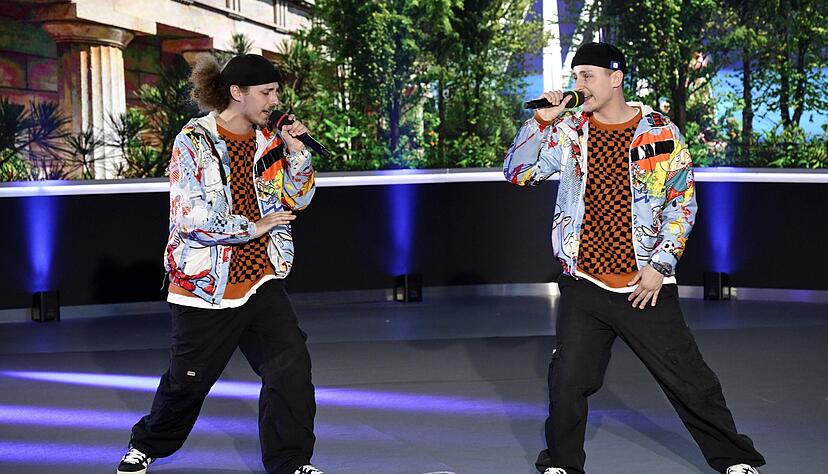 Lyon (links) und Lucas Czerniakowski singen vor der DSDS-Jury ihren eigenen Schlagerhit. Lyon (links) und Lucas Czerniakowski singen vor der DSDS-Jury ihren eigenen Schlagerhit.