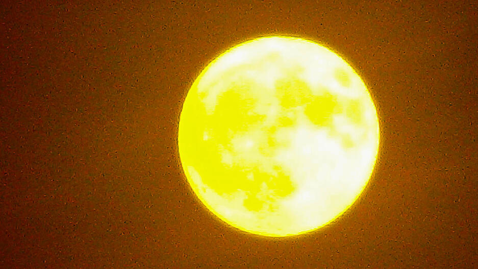 Das betrifft vor allem die kurzwelligen blauen Anteile. Demnach bleibt ein warmes, gelblich bis r&ouml;tlich gef&auml;rbtes Licht.