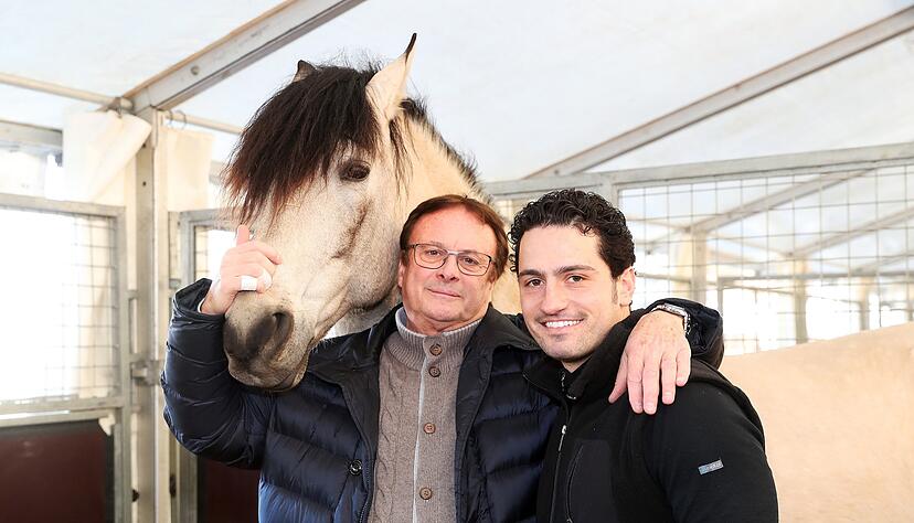In der Zirkuswelt ist der Schweizer Fredy Knie (li.) eine Legende. Der junge Tierlehrer Wiorris Erani (24) steht für die nächste Generation.
Foto: Andreas Veigel In der Zirkuswelt ist der Schweizer Fredy Knie (li.) eine Legende. Der junge Tierlehrer Wiorris Erani (24) steht für die nächste Generation.
Foto: Andreas Veigel