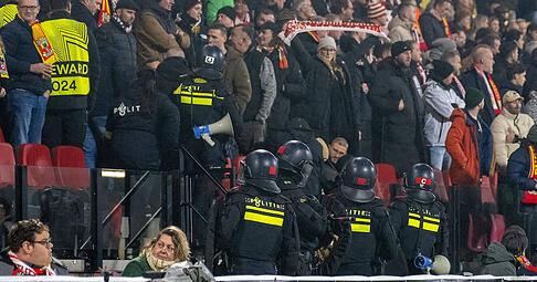 Die mitgereisten VfB-Fans erlebten in Deventer eine skandalöse Behandlung. Von Gastfreundschaft war keine Spur. Die mitgereisten VfB-Fans erlebten in Deventer eine skandalöse Behandlung. Von Gastfreundschaft war keine Spur.
