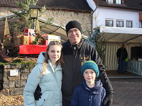 Besucher genie&szlig;en klassische Weihnachtsleckereien in gem&uuml;tlicher Atmosph&auml;re.
