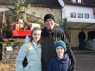 Besucher genie&szlig;en klassische Weihnachtsleckereien in gem&uuml;tlicher Atmosph&auml;re.