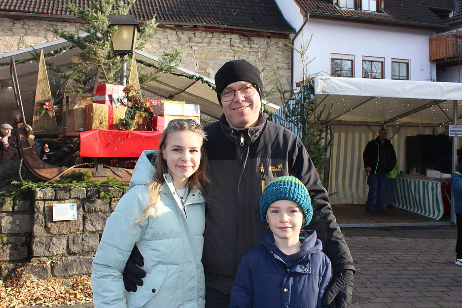 Besucher genießen klassische Weihnachtsleckereien in gemütlicher Atmosphäre. Besucher genießen klassische Weihnachtsleckereien in gemütlicher Atmosphäre.
