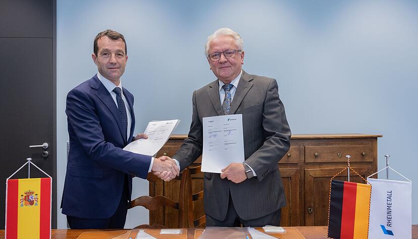 Gute Laune nach der Unterschrift: Indra-Chef &Aacute;ngel Escribano und Rheinmetall-Chef Armin Papperger.