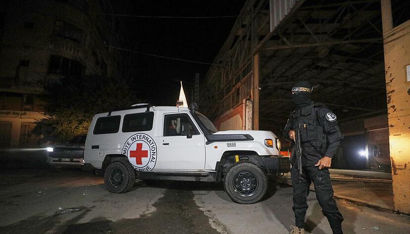 Die Hamas h&auml;ndigte die sterblichen &Uuml;berreste zweier weiterer get&ouml;teter Geiseln an das Rote Kreuz aus. (Archivbild)