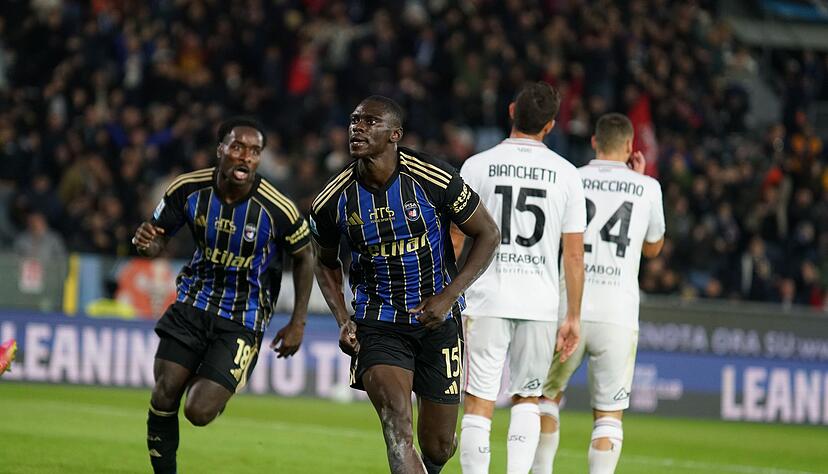 Torschütze Idrissa Touré (M) sorgte für Pisas ersten Sieg in der Serie A seit 34 Jahren. Torschütze Idrissa Touré (M) sorgte für Pisas ersten Sieg in der Serie A seit 34 Jahren.