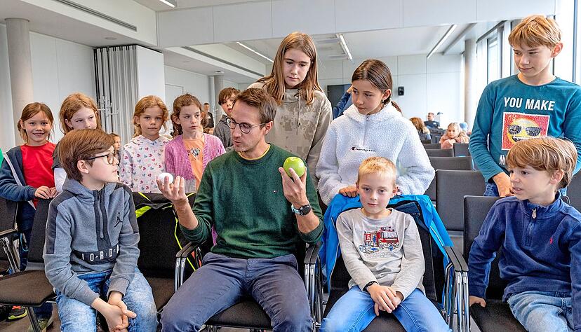 Für einen Apfel und ein Ei: Ganz gratis gab es für die Kinder bei der Kinder-Uni Wissen rund um Lebensmittel und Nährstoffe. Für einen Apfel und ein Ei: Ganz gratis gab es für die Kinder bei der Kinder-Uni Wissen rund um Lebensmittel und Nährstoffe.