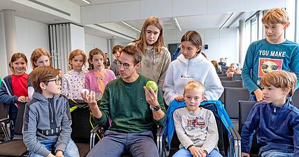 Für einen Apfel und ein Ei: Ganz gratis gab es für die Kinder bei der Kinder-Uni Wissen rund um Lebensmittel und Nährstoffe.
Foto: Mario Berger