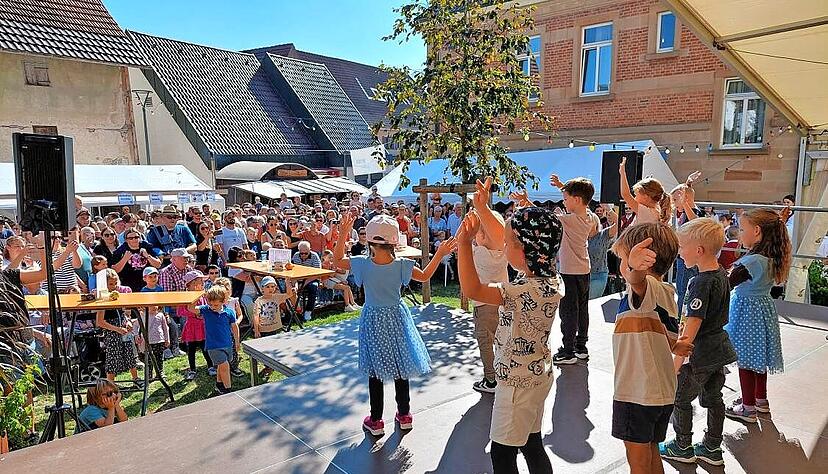 Die Kinder aus der Kita Brennofenstraße sorgten mit einem flotten Tanz bei der Eröffnung des Brettacher Markts für gute Unterhaltung.
Foto: Ute Plückthun
