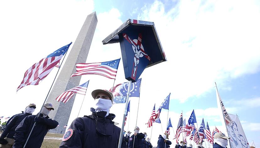 Provokation in der US-Hauptstadt: Mitglieder der &laquo;Patriot Front&raquo; haben sich vor dem Washington Monument positioniert.