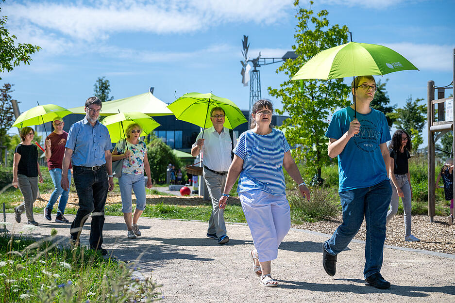 Teilnehmer des Lesersommers erkunden die Au&szlig;enanlagen der Klima-Arena Sinsheim.