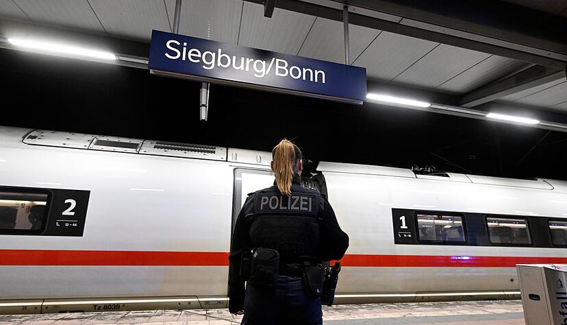 Bei der Ankunft im Bahnhof Siegburg/Bonn wurde der 20-J&auml;hrige von der Bundespolizei aus dem ICE gezogen.
