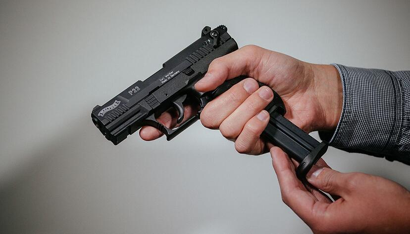 Ein Mann lädt eine Schreckschuss-Pistole «Walther P22» mit einem Magazin. Ein Mann lädt eine Schreckschuss-Pistole «Walther P22» mit einem Magazin.