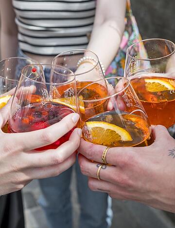 Einen Aperol Spritz auf die Winterspiele Mailand Cortina 2026.