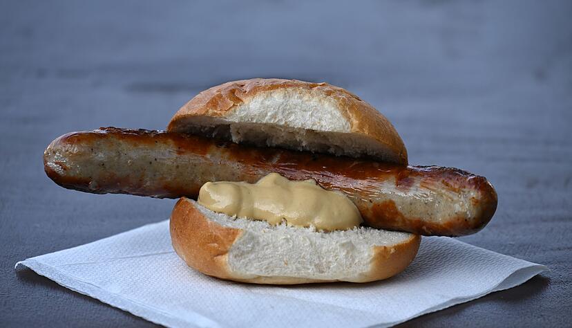 Wann und wo gab es die erste Bratwurst? Eine Urkunde könnte darüber Aufschluss geben. (Archivbild) Wann und wo gab es die erste Bratwurst? Eine Urkunde könnte darüber Aufschluss geben. (Archivbild)