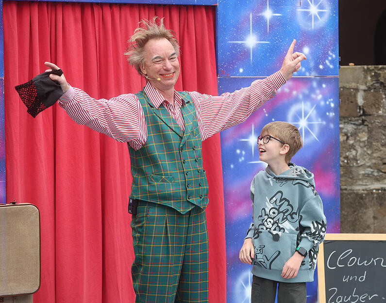 Im Wormser Hof stellt sich Clown-Magier Tilo Schoppe bei "Herbst.Musik.Genuss" ganz schön ungeschickt an