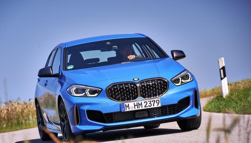 Der BMW 1er verliert seinen Heckantrieb. Dank der «Aktornahen Radschlupfbegrenzung» zeigt das Modell aber weiterhin ein souveränes Fahrverhalten.