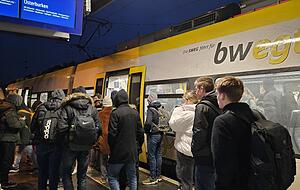 Großes Aufatmen. Trotz dem Warnstreik, vielen Ausfällen und Verspätungen kommen einige Züge zur geplanten Uhrzeit.