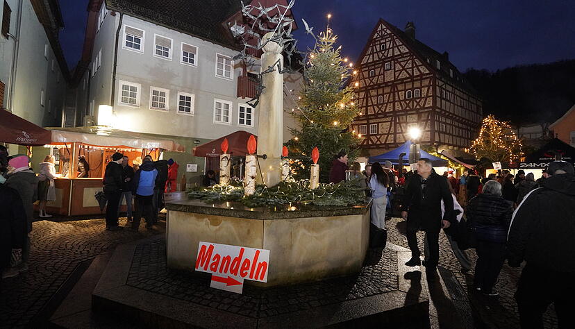 35 Stände voller Kulinarik und Kunsthandwerk regionaler Produzenten stehen rund um Laurentiuskirche und Brunnen in Niedernhall. 35 Stände voller Kulinarik und Kunsthandwerk regionaler Produzenten stehen rund um Laurentiuskirche und Brunnen in Niedernhall.
