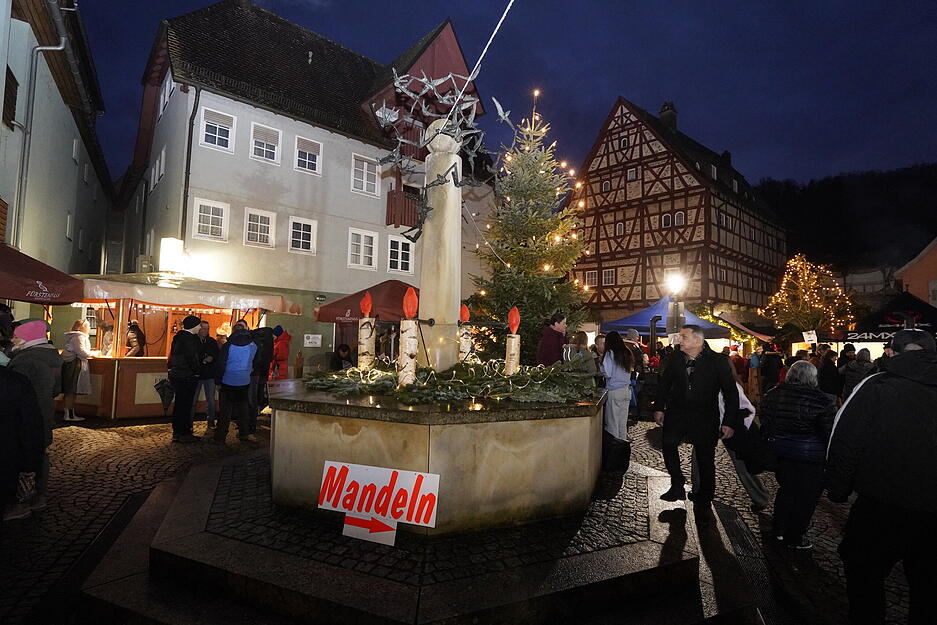 35 Stände voller Kulinarik und Kunsthandwerk regionaler Produzenten stehen rund um Laurentiuskirche und Brunnen in Niedernhall. 35 Stände voller Kulinarik und Kunsthandwerk regionaler Produzenten stehen rund um Laurentiuskirche und Brunnen in Niedernhall.