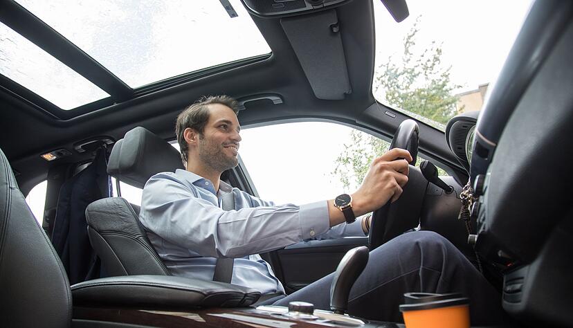 Die Arme sollten locker angewinkelt sein, das Lenkrad idealerweise auf neun und drei Uhr gegriffen werden.