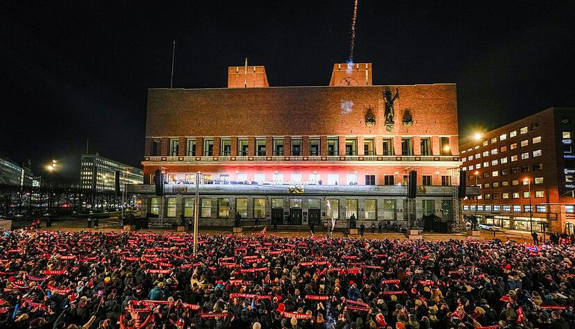 Tausende Fans jubeln der Nationalmannschaft in Oslo zu. Tausende Fans jubeln der Nationalmannschaft in Oslo zu.