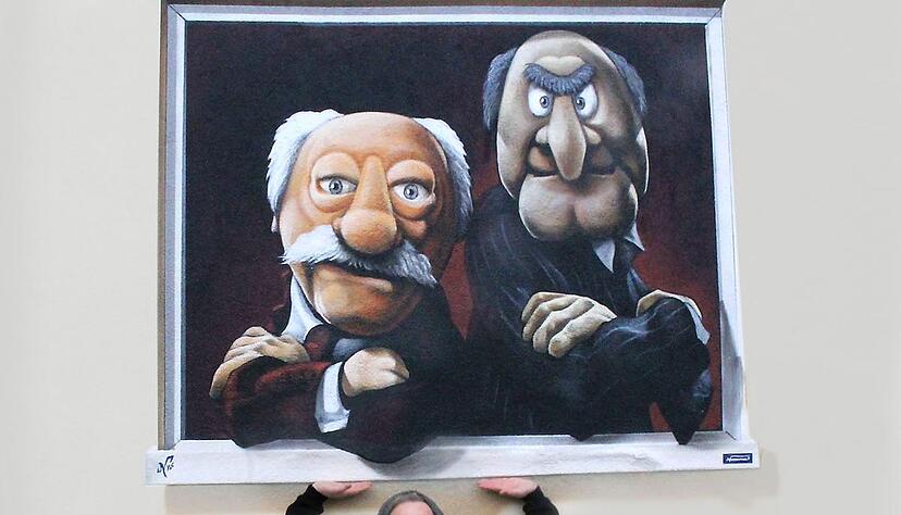 Gerd Metzler macht's m&ouml;glich: Statler und Waldorf, die beiden Senioren aus der Muppet-Show, schauen in Mulfingen aus einem Fenster, wo vorher nur Wand war. Foto: Barbara Griesinger